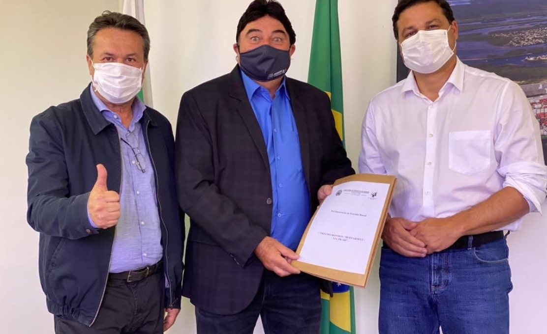 EM CURITIBA O PREFEITO ROBERTO CORREDATO APRESENTA PRÉ-PROJETO PARA PAVIMENTAÇÃO ASFÁLTICA D...