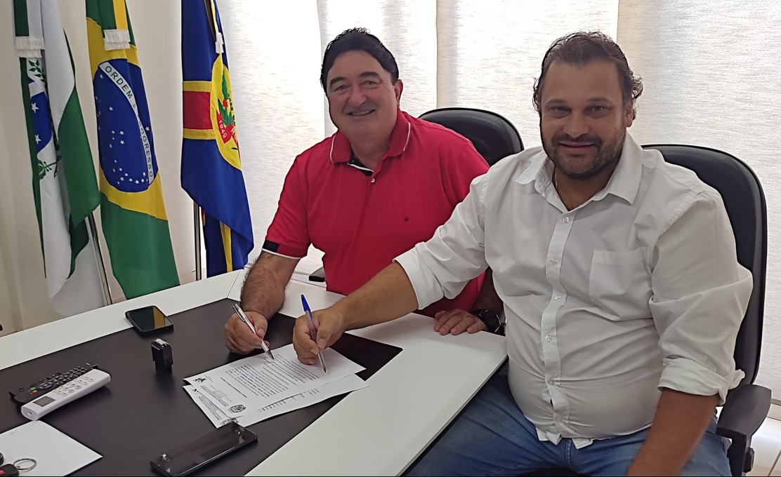 PREFEITO ROBERTO CORREDATO ENTRA EM FÉRIAS E PASSA O CARGO AO VICE DR. ALEXANDRE GIULIANGELLI