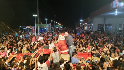 Chegada Do Papai Noel Atrai Dezenas De Famílias No Calçadão De Rondon