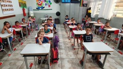 Escola Municipal Marechal Castelo Branco recebe troca de piso