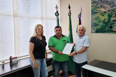 Município de Rondon Entrega Escritura Pública de Terreno e Registro do Imóvel a Empresa Carrapicho Jardinagem