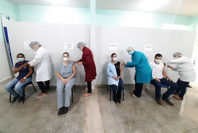 Médicos, Enfermeiros e Funcionários da Saúde de Rondon recebem as primeiras doses da vacina contra o Covid-19