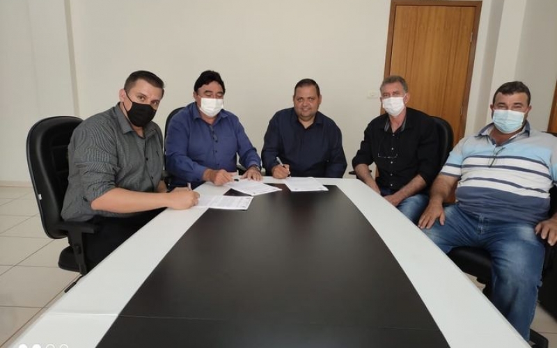 PREFEITO ROBERTO CORREDATO RECEBE EMPRESÁRIOS DO GRUPO ARROYO ATACADISTA