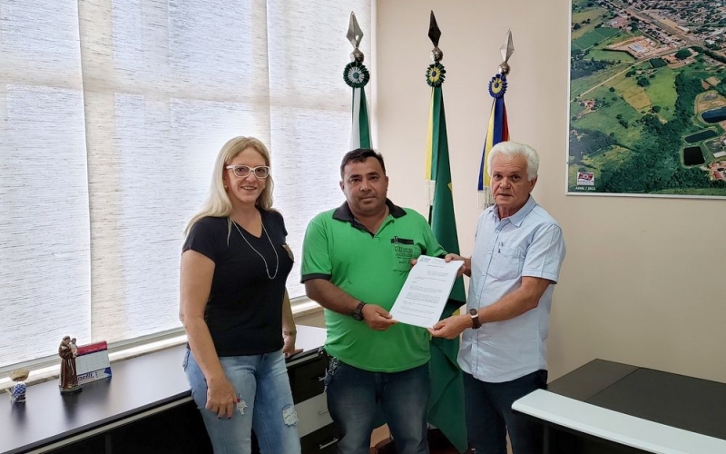 Município de Rondon Entrega Escritura Pública de Terreno e Registro do Imóvel a Empresa Carrapicho Jardinagem