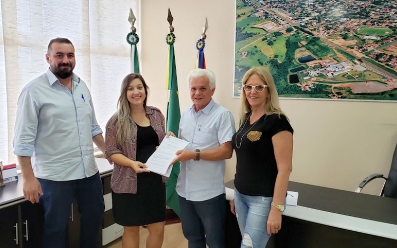 Município de Rondon Entrega Escritura Pública de Terreno e Registro do Imóvel a Empresa Itapema Materiais para Construçã