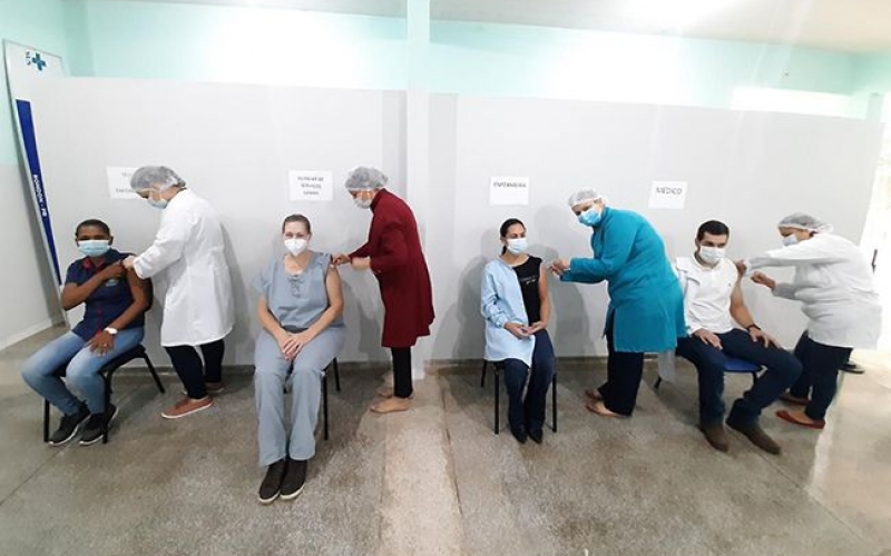 Médicos, Enfermeiros e Funcionários da Saúde de Rondon recebem as primeiras doses da vacina contra o Covid-19